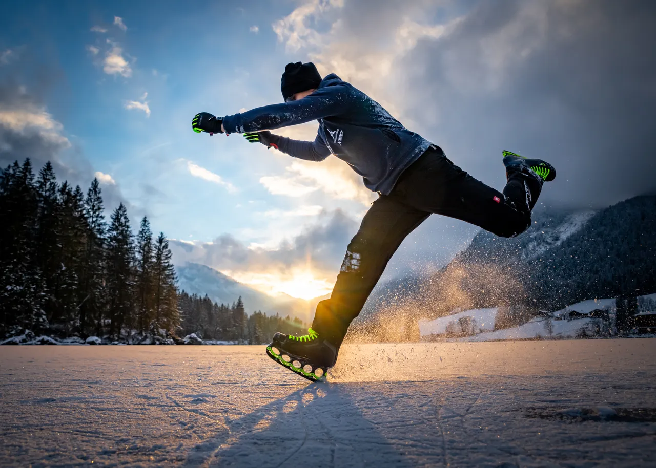 Freestyler in Bewegung mit grünen t-blade Komponenten und aufsprühendem Eis