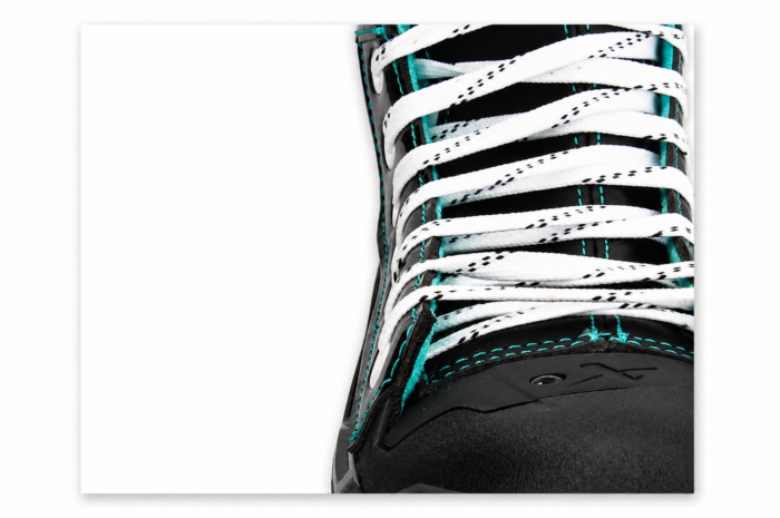 صورة مقرّبة لأربطة ولسان حذاء Bauer Supreme F15