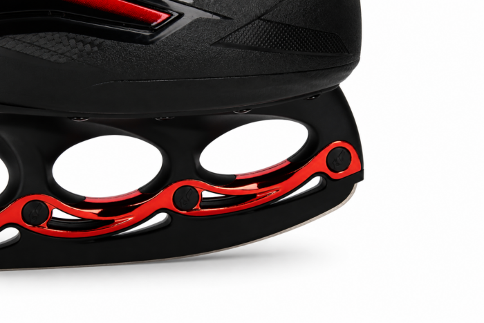 Detailopname van de zwarte T-vormige glijder en de metallic rode stabilisator op de Bauer X 550.