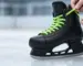 Hockey-Schlittschuh mit farbigen gewachsten Schnürsenkeln beim Schnüren